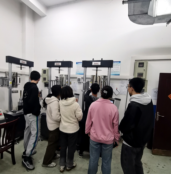 中南大學(xué)百萬(wàn)訂單試驗(yàn)機(jī)項(xiàng)目順利交付 中南大學(xué)百萬(wàn)訂單試驗(yàn)機(jī)項(xiàng)目順利交付